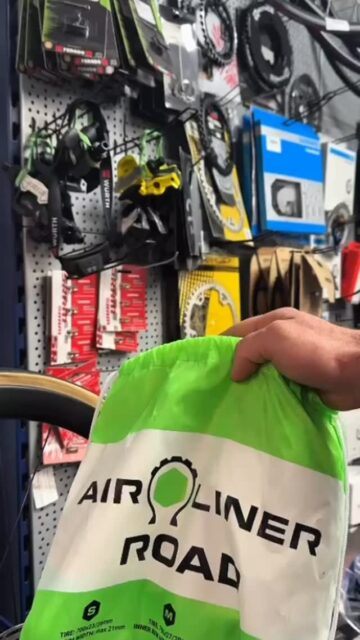 Come in and ride out. 💙🚴‍♂️
JETZT Tubeless Upgrade:
✔️ mehr Grip
✔️ besserer Pannenschutz
✔️ mehr Kontrolle auf Trails & Straße
✔️ Schutz für Felge und Reifen
Professionell eingebaut in unserer Werkstatt – für ein Fahrgefühl, das du sofort spürst.
 
#tubeless #bikeworkshop #rideout #magnobikes #besterservice
