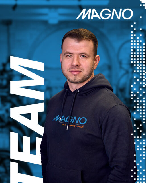 🚴‍♂️ Von der Leidenschaft zum Beruf 👇

Hallo zusammen, ich bin Yevhen,
Fahrradmechaniker bei Magno Bike😉.
Im Dezember 2023 bin ich aus der Ukraine🇺🇦 nach Deutschland gekommen.
Seit September 2025 bin ich Teil des Teams – und ich liebe es jeden Tag.
Früher war ich selbstständig im Bereich Bau & Projekte.
Aber Fahrräder waren immer mehr als nur ein Hobby für mich:
✨ Stress abbauen
✨ Kopf frei bekommen
✨ fit bleiben
✨ Menschen mit derselben Leidenschaft treffen
Ich habe Rennräder aus den 80er & 90er restauriert, Projekte aufgebaut – vom Touring-Bike bis Fixie.
Ich bin Brevets (200 & 300 km) gefahren, Rennen gefahren und habe Gruppenausfahrten organisiert.
Und irgendwann kam die Frage:
👉 Warum nicht das Hobby zum Beruf machen?
Heute weiß ich:
Magno Bike ist genau der richtige Ort für mich.
Ein Team voller Leidenschaft, echte Entwicklungsmöglichkeiten und ein Arbeitsplatz, an den man gerne kommt. 🙌

#magnobike #Fahrradliebe #ServiceTeam #Mechaniker #CyclingPassion